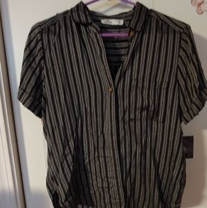 Black and white dtriped vollored short sleeve top